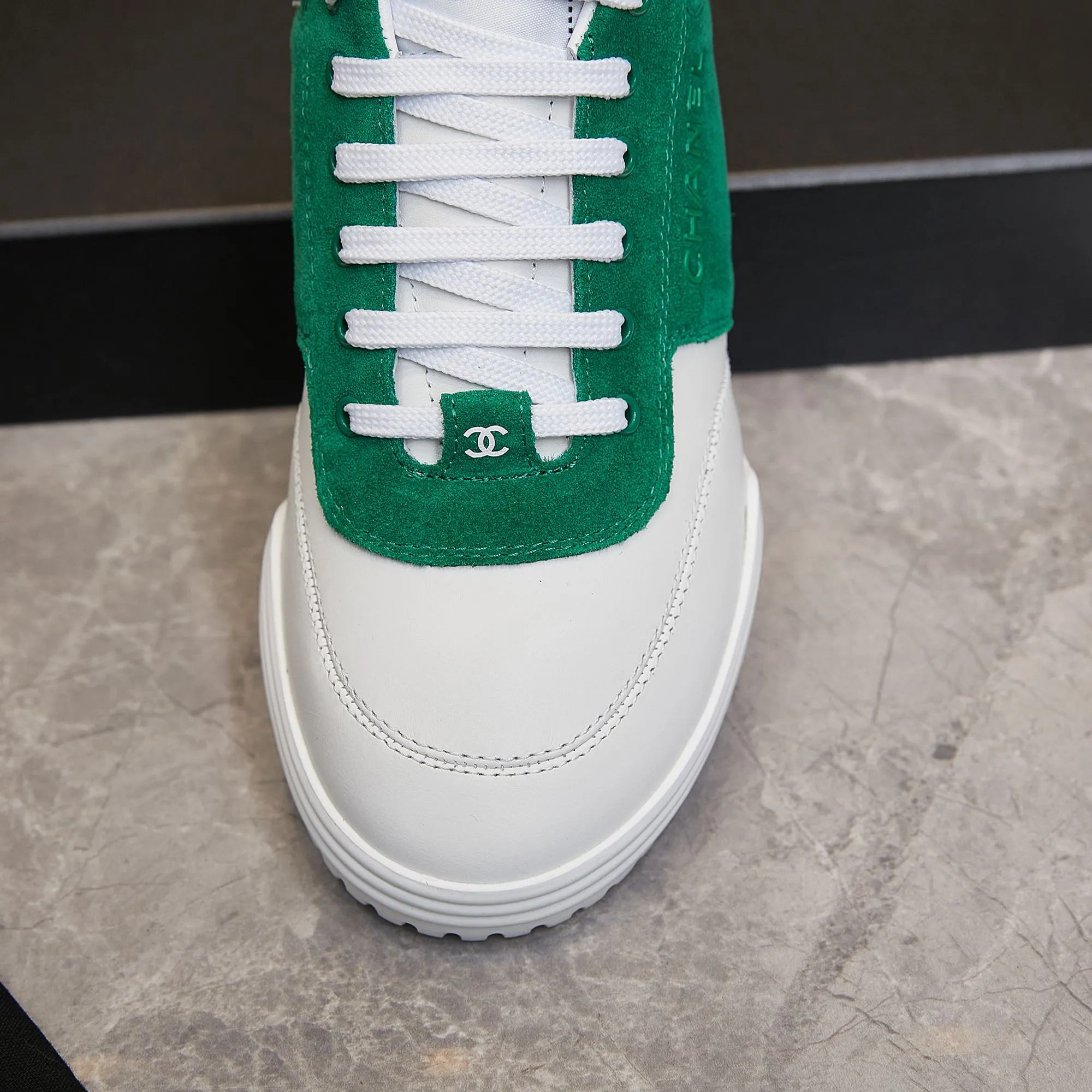 👟👟Ex-factory price 500👟👟 Chanel Chanel - 2023 counter top casual sports shoes This classic design; the upper is electro-embroidered with a variety of craftsmanship; the outsole is fashionable and sporty; it is extraordinary and incorporates a variety of color matching elements... The diversified mix and match is very beautiful and versatile, casual, fashionable, sports and outdoor can be taken into account... ꫛꫀꪝ Go➫ Material: ❶Upper is made of: Original imported cowhide ❷The inner lining is made of: original imported breathable mesh ❸Outsole is based on: original TPU combination outsole Special counter boutique packaging complete set for women 35–41